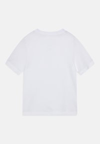 Vit t-shirt med kort ärm, rund hals, mjukt bomullstyg, rak nederkant, inga synliga logotyper eller mönster på baksidan.