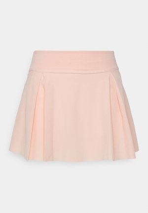 Falda plisada de suave tela melocotón. Presenta una cinturilla ajustada y una silueta acampanada, con una textura suave y sin patrones visibles.