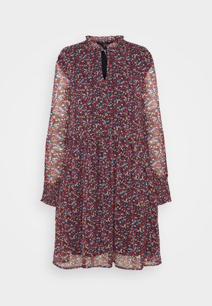 Robe rouge à manches longues, longueur au genou, imprimé floral multicolore de petite taille, encolure avec ouverture en trou de serrure, col et poignets volantés.