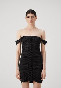 Rochie neagră fără bretele, cu pliuri pe centru și mâneci off-shoulder. Fabricată dintr-un material neted, cu o siluetă ajustată.