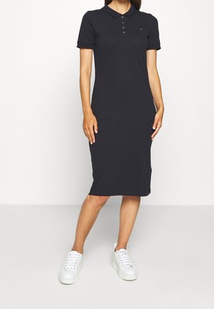 Mørkeblå polo kjole i knælang design, lavet af blødt bomuld. Har korte ærmer, knaplukning foran og en lille logo detalje.