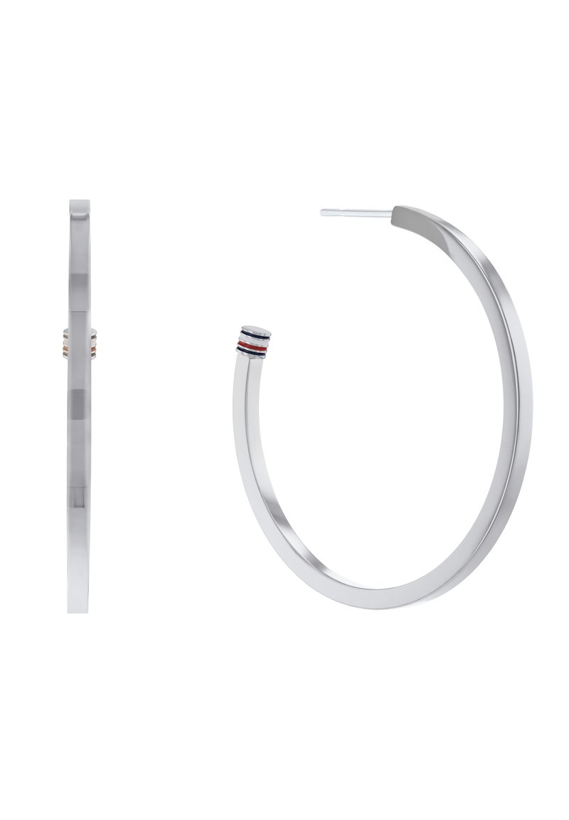 Sølv hoop øredobber med en glatt finish, med et lett vridd design og en farget aksent med røde, hvite og blå striper ved lukkingen.