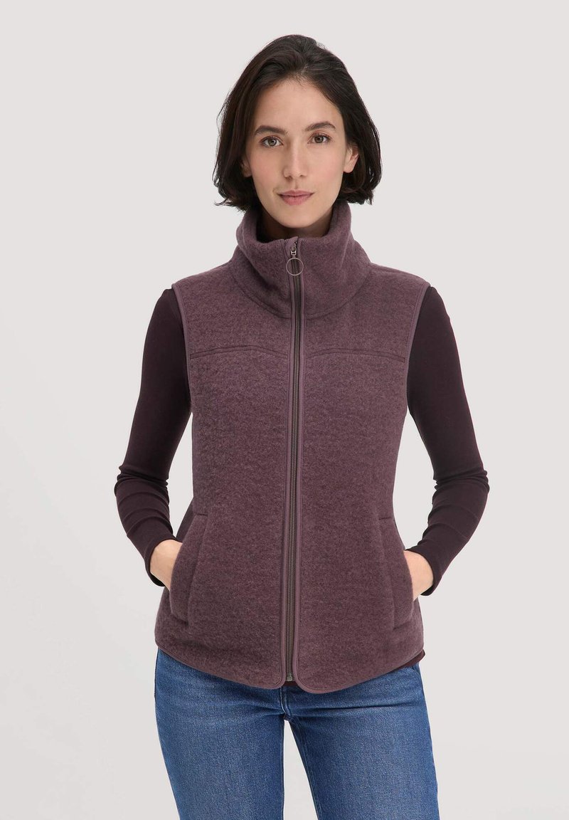 Weinroter Fleece-Weste mit hohem Kragen und Frontreißverschluss. Verfügt über zwei Seitentaschen und dekorative Nähte. Weicher Stoff mit taillierter Passform.