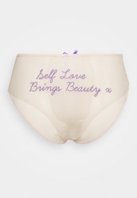 Cuecas de cintura alta bege com bordeau rosa claro e texto bordado roxo que diz "O Amor Próprio Traz Beleza x." Apresentam uma fita de cetim.