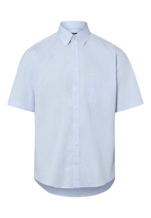 Hellblaues kurzärmeliges Hemd mit Knopfleiste, Knopfkragen und Brusttasche, mit einem dezenten karierten Muster.