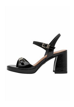 Sorte laklæder hælsandaler med bred blokhæl, åben tå, ankelrem og spænde detaljer. Jævn tekstur overalt.