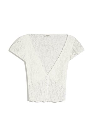 Biała, koronkowa bluzka z krótkim rękawem, głębokim dekoltem w serek, zakrytymi guzikami z przodu i falistym dołem.