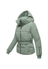 Groene pufferjack met een afneembare capuchon, getailleerde taille, rits aan de voorkant en ribgebreide manchetten; heeft een textuur met een gewatteerd ontwerp.