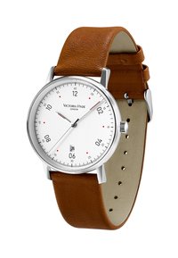 Montre avec bracelet en cuir marron, boîtier en argent, cadran blanc, index des heures noirs et accents rouges. Présente un affichage de la date en bas.