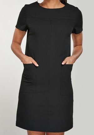 Robe noire à manches courtes avec un col rond, dotée de deux poches avant et d'une coupe droite, fabriquée en tissu lisse et texturé.
