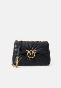 Zwarte leren handtas met een gequilt ontwerp, gouden kettingriem en een decoratieve hardware-accent met twee vogels boven een ronde sluiting.