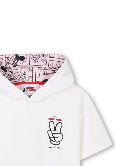 Felpa bianca con foderatura a strisce in stile fumetto rosa. Presenta una grafica nera di Topolino e un gesto della mano "Pace" sul davanti. Texture morbida.