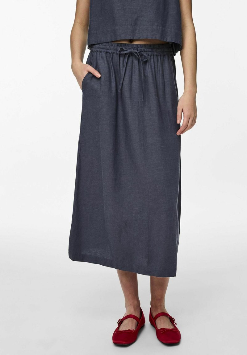 Pitkät, tummansiniset hameet, joissa on joustava vyötärö ja nyöri, valmistettu kevyestä kankaasta. Varustettu sivutaskuilla ja rennolla istuvuudella.