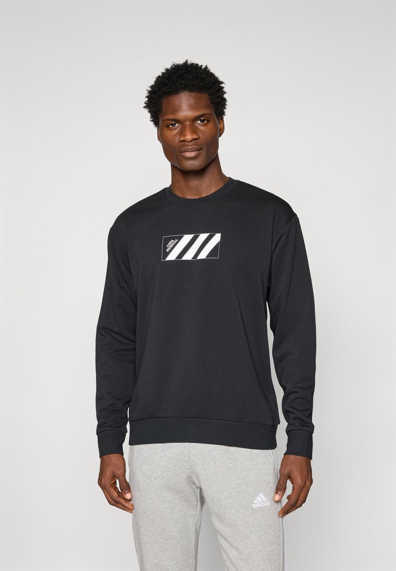 Sort sweatshirt med lange ærmer, rund halsudskæring og en rektangulær hvid grafik med tre diagonale striber på brystet.