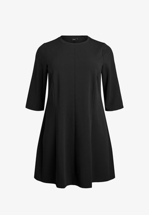 Melna šifona kleita vieglā audumā ar apaļu kakla līniju un trim ceturtdaļa piedurknēm; raksturo brīvs piegriezums un A formas siluets.