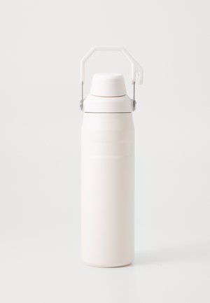 Witte geïsoleerde waterfles met een schroefdop en een inklapbare handgreep bevestigd aan metalen scharnieren, geplaatst tegen een eenvoudige lichte achtergrond.