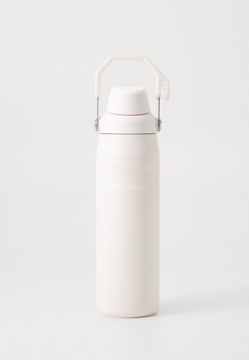 Balta izoliacinė vandens gertuvė su varžtu užsukamu dangteliu ir sulankstoma rankena, pritvirtinta metaliniais lankstais, nufotografuota ant paprasto šviesaus fono.