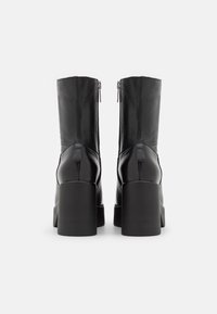 bottines lacets minelli