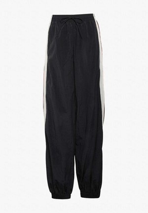 Pantaloni sportivi neri con fascia elastica in vita e polsini, caratterizzati da strisce laterali bianche con sottili accenti rossi.