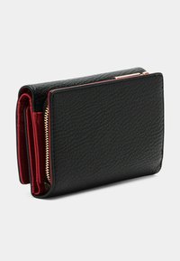 Czarny skórzany portfel o teksturowanej powierzchni, z czerwonym wykończeniem, kieszenią na zamek błyskawiczny oraz eleganckim, kompaktowym designem z akcentem w kolorze złotym.