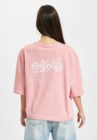 Unausgewählt, pink