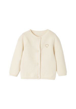 Babykardigan aus cremefarbenem Strickstoff mit langen Ärmeln, rundem Ausschnitt, Knöpfen vorne und kleiner goldener Herzstickerei auf der linken Brust.