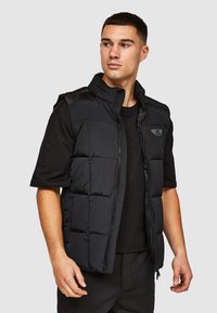 Zwarte gewatteerde bodywarmer met een hoge kraag, gewatteerd ontwerp en ritssluiting. Heeft textuuraccenten op de schouders en een logo-patch op de borst.