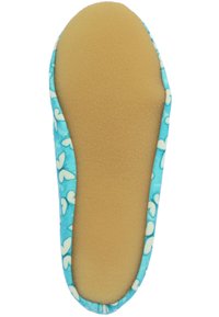 Blaue Hausschuhe mit floralem Muster; Obermaterial aus weichem Stoff, gepolsterte beige Innensohle, runde Form und keine sichtbaren Beschläge oder Akzente.