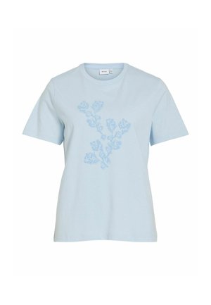 T-shirt léger bleu clair à manches courtes avec un imprimé floral bleu plus foncé subtil sur le devant et un col rond.