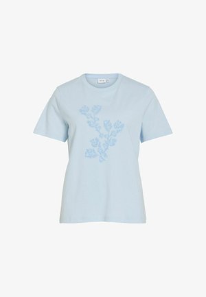 Gaiši zilas krāsas īsroku T-krekls ar smalku tumši zilā ziedu rakstu priekšpusē un apaļu kakla izgriezumu.