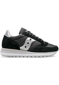 Sneaker in suede e pelle nera con accenti argento, design con lacci e superficie testurizzata. Presenta una suola intermedia bianca e suola in gomma.