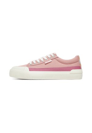 Lav-skoet pink lærreds-sneaker med hvid gummisål og snørebånd, sideetiket med teksten Roxy og en stribet træksnor ved hælen.