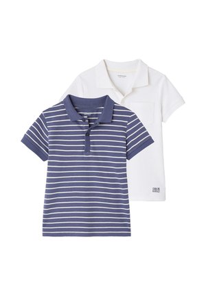 Zwei Poloshirts: eines in Marineblau mit horizontalen weißen Streifen, Knöpfen und einem Kragen; das andere ein einfarbiges Weiß mit einer Brusttasche. Beide kurzärmlig.