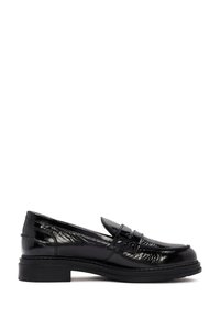 Mocasines de cuero negro brillante con punta redondeada, detalles de costura decorativa y un tacón bajo. Textura suave y diseño elegante.