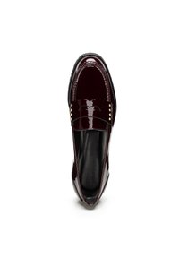 Burgunderfarbene Lackleder-Slipper mit runder Zehenpartie, vorderem Riemen und goldenen Hardware-Akzenten am Riemen. Strukturierte schwarze Sohle.