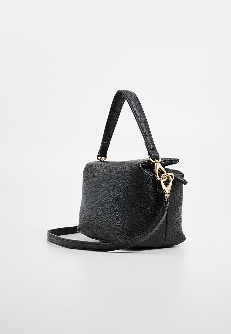 Sac à main en cuir texturé noir avec deux poignées, une courte et une bandoulière amovible avec des fermoirs dorés.