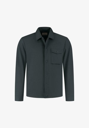 Giacca button-up grigia scura con maniche lunghe, colletto e una tasca a pattina sul petto sinistro.