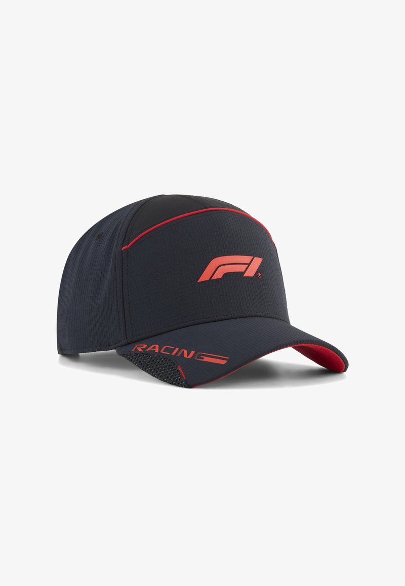 Casquette de course noire avec une bordure rouge, logo rouge "F1" à l'avant, et texte "RACING" sur le côté gauche de la visière.