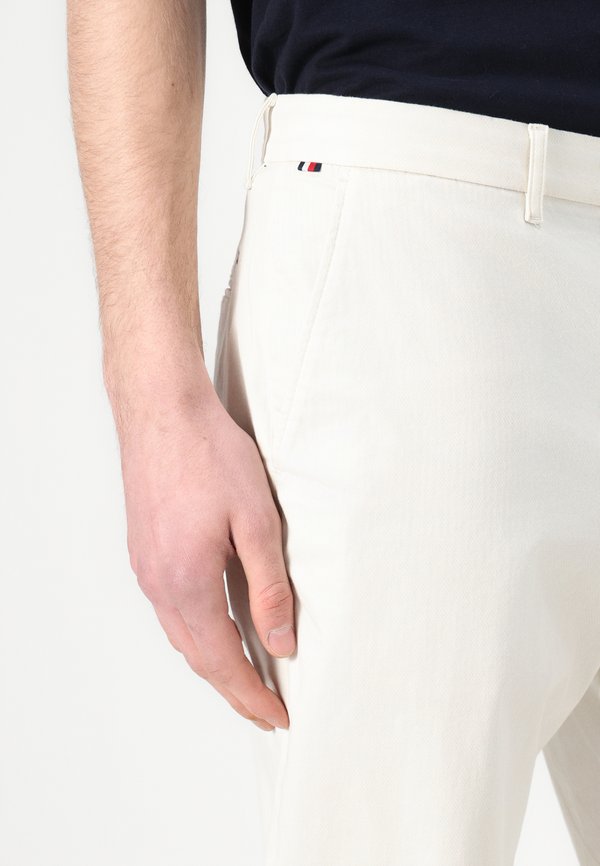 DENTON STRUCTURE - Chinos - ivory silk3