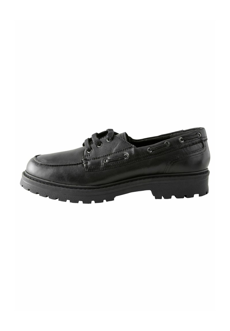 Scarpa da barca in pelle nera con punta arrotondata, profilo basso e suola testurizzata. Presenta occhielli per lacci e dettagli cuciti lungo i lati.