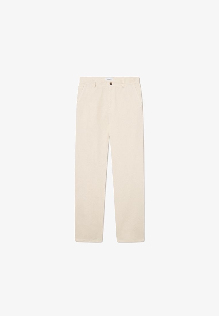 Béžové bavlněné chino kalhoty s rovným střihem nohavic. Mají boční kapsy a zapínání na jeden knoflík v pase. Hladká textura látky.