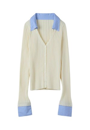 Cremefarbener, gerippter Knopf-Cardigan mit blau-weiß gestreiftem Kragen und Bündchen, langen Ärmeln und V-Ausschnitt.