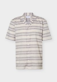 Κοντομάνικο πουκάμισο με κουμπιά, σε γκρι και λευκές οριζόντιες ρίγες και γιακά με εγκοπή, απεικονίζεται σε λευκό φόντο.