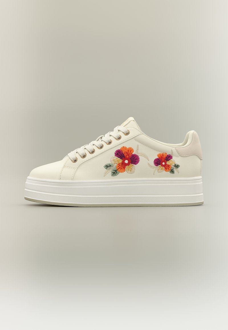 Baskets à plateforme blanches avec broderie florale en orange, violet et vert sur le côté et lacets blancs.