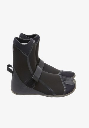 Zapatos de agua de neopreno negro con soporte para el tobillo, suelas texturizadas, correas ajustables y dedos al aire, diseñados para actividades acuáticas.
