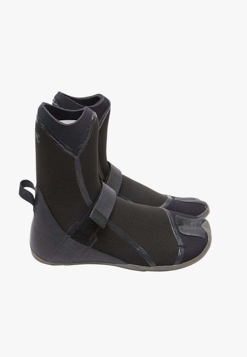 Zapatos de agua de neopreno negro con soporte para el tobillo, suelas texturizadas, correas ajustables y dedos al aire, diseñados para actividades acuáticas.