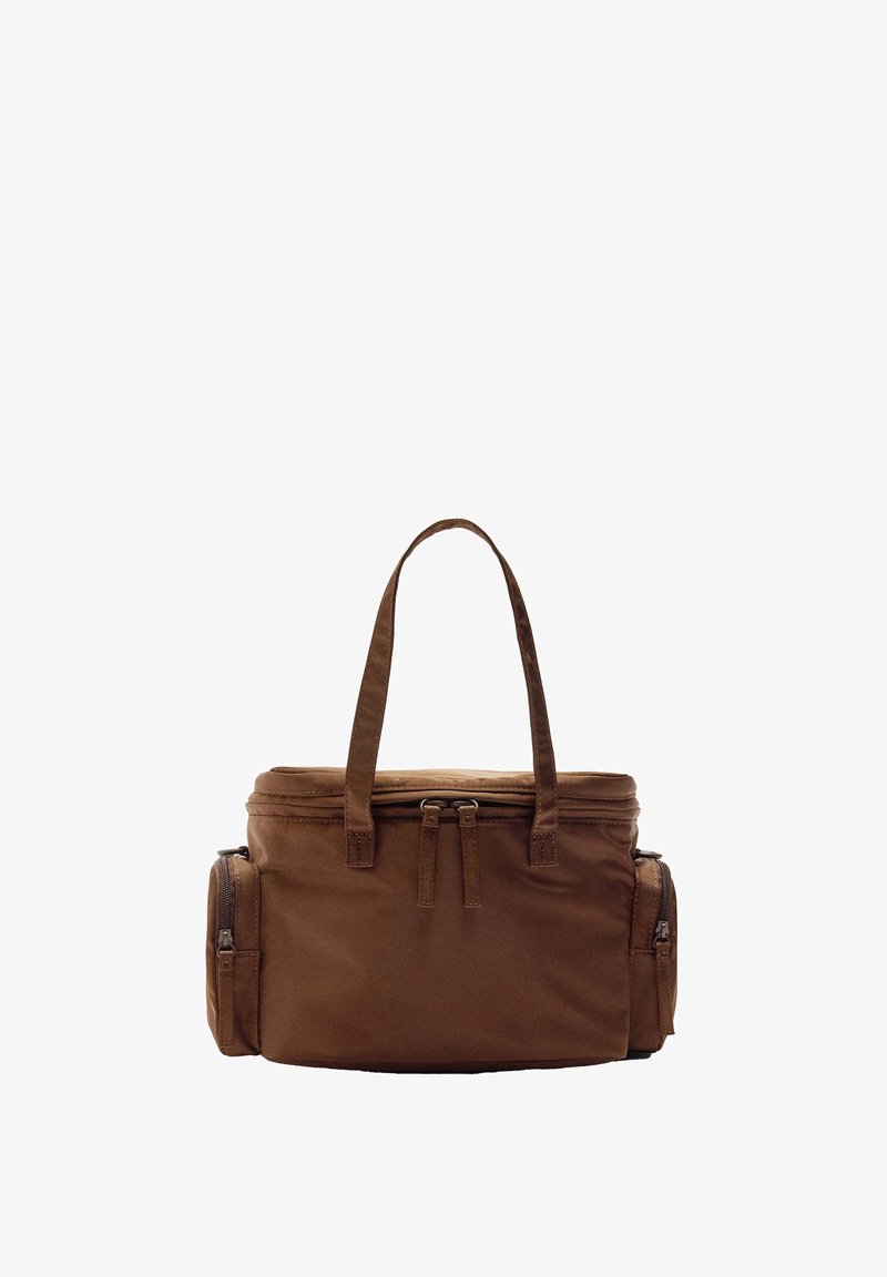 Brązowa torba z tkaniny z dwiema górnymi uchwytami, zamknięciem na zamek, dwoma bocznymi kieszeniami, prostokątnym kształtem, gładką teksturą i wzmocnionymi szwami.