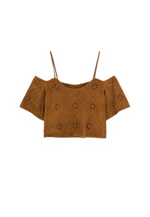 Crop top marron à manches courtes en suède avec des épaules dénudées, présentant des découpes en forme de diamant et des perforations florales pour la texture et le détail.