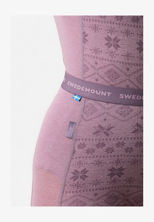 Lila gestrickte Basisschicht mit einem Schneeflockenmuster. Verfügt über ein breites Band mit der Beschriftung "SWEDEMOUNT" und einem kleinen Flauschnamen. Glatte Textur.