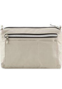 Beiger Reißverschlussbeutel aus strapazierfähigem Stoff, ausgestattet mit silbernem Zubehör, einer strukturierten Oberfläche und einer äußeren Reißverschlusstasche mit drei vertikalen Nähten.